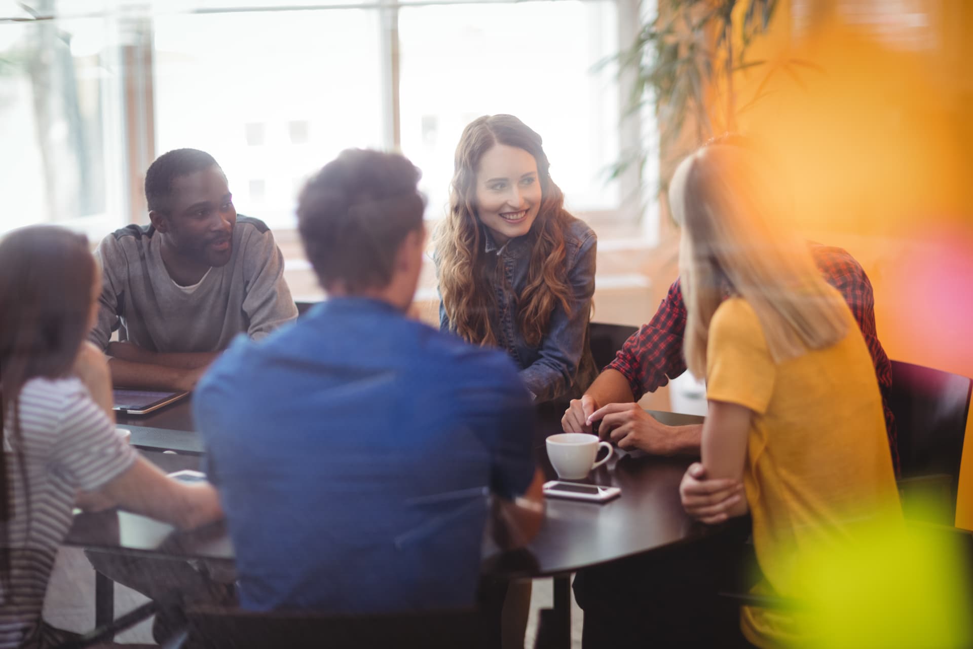 Équipe de professionnels en réunion de travail, ambiance collaborative